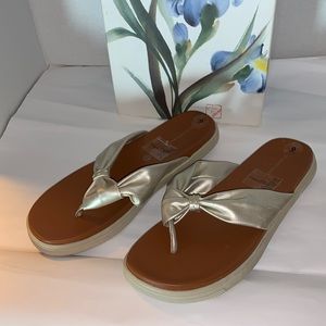 St.John’s Bay Sandals Size 9 NWOT Light Gold Soft Straps